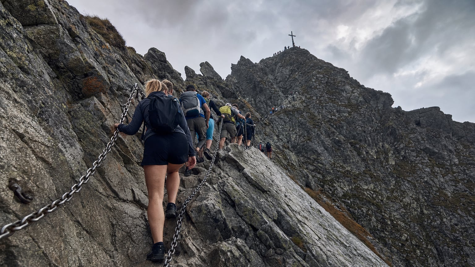 Giewont z bliska okazuje się dużo trudniejszy, niż sugeruje jego pocztówkowy wizerunek. Sprawdź, dlaczego tłum, łańcuchy, burze i jednokierunkowy ruch na szczycie zmieniają tę trasę w wymagające wyjście.